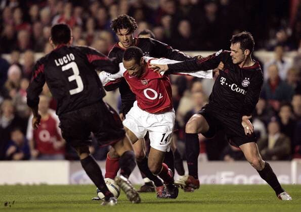 Thierry Henry (Arsenal) gegen übermächtige Bayern, v.re.: Willy Sagnol, Michael Ballack und Lucio Fußball EC 1 Herren Champions League 2004 2005, Arsenal FC London - FC Bayern München 1:0 Gruppe London Dynamik, Kampf Überlegenheit,