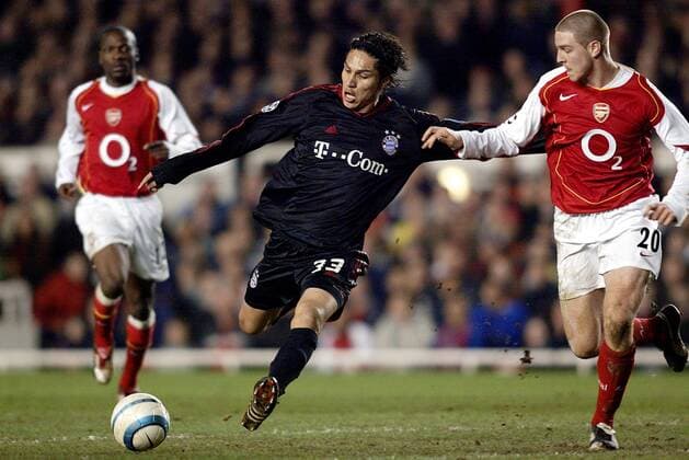 Jose Paolo Guerrero (Bayern, li.) gegen Phillipe Senderos (Arsenal) Fußball EC 1 Herren Champions League 2004 2005, Arsenal FC London - FC Bayern München 1:0 Gruppe London Dynamik,
