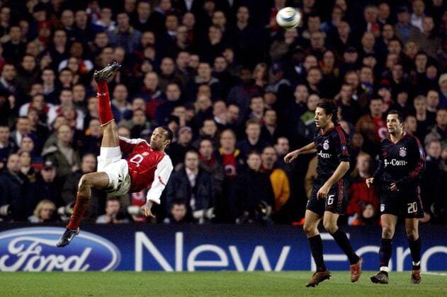 Thierry Henry (Arsenal, li.) mit einem sehenswerten Fallrückzieher, Hasan Salihamidzic (re.) und Martin Demichelis (beide Bayern) können nur zuschauen Fußball EC 1 Herren Champions League 2004 2005, Arsenal FC London - FC Bayern München 1:0 Gruppe London Dynamik,