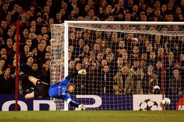 Torwart Oliver Kahn (Bayern) kann trotz Flugeinlage das 1:0 nicht verhindern Fußball EC 1 Herren Champions League 2004 2005, FC Bayern München Einzelbild London Dynamik,