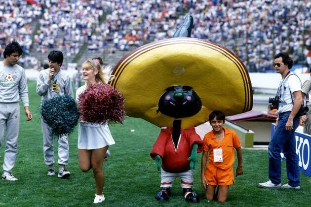 Pique - das Maskottchen der Weltmeisterschaft 1986 in Mexiko Fußball WM Herren DEUTSCHSPRACHIGE SPORTZEITSCHRIFTEN UND -ZEITUNGEN NUR NACH RÜCKSPRACHE, Weltmeisterschaft 1986 Gruppe Fußballkinder, Puebla, drei