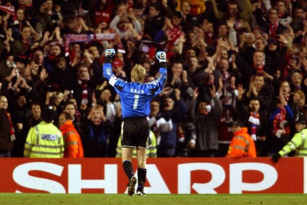 Torwart Oliver Kahn (Bayern) bejubelt mit den Fans den Einzug in das Viertelfinale Fußball EC 1 Herren Champions League 2004 2005, FC Bayern München Totale London Freude,