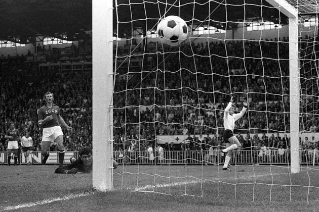 Herbert Wimmer (re., BR Deutschland) besorgt gegen Torwart Evgueni Rudakov und Vladimir Onischenko (beide Sowjetunion) das 2:0 Fußball EM Herren Europameisterschaft 1972, Nationalmannschaft, Nationalteam, Nationaltrikot, Länderspiel, Finale, SU Totale Onistschenko Brüssel