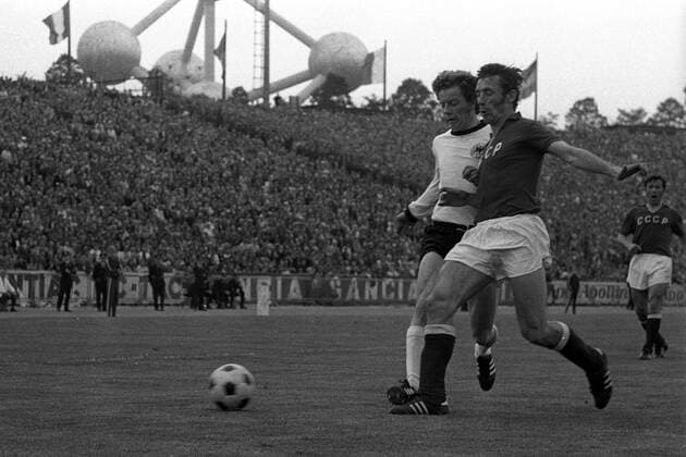 Herbert Wimmer (li., BR Deutschland) gegen Vladimir Kaplichnyi (Sowjetunion) Fußball EM Herren Europameisterschaft 1972, Nationalmannschaft, Nationalteam, Nationaltrikot, Länderspiel, Finale, SU Gruppe quer Brüssel Dynamik,