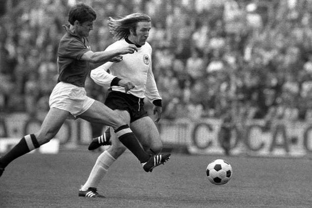 Günter Netzer (re., BR Deutschland) gegen Vladimir Troshkin (Sowjetunion) Fußball EM Herren Europameisterschaft 1972, Nationalmannschaft, Nationalteam, Nationaltrikot, Länderspiel, Finale, SU Gruppe quer Brüssel Dynamik,