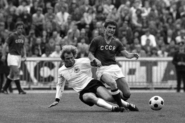 Uli Hoeneß (li.., BR Deutschland) gegen Vladimir Troshkin (Sowjetunion) Fußball EM Herren Europameisterschaft 1972, Nationalmannschaft, Nationalteam, Nationaltrikot, Länderspiel, Finale, SU Gruppe Brüssel Dynamik, Kampf,
