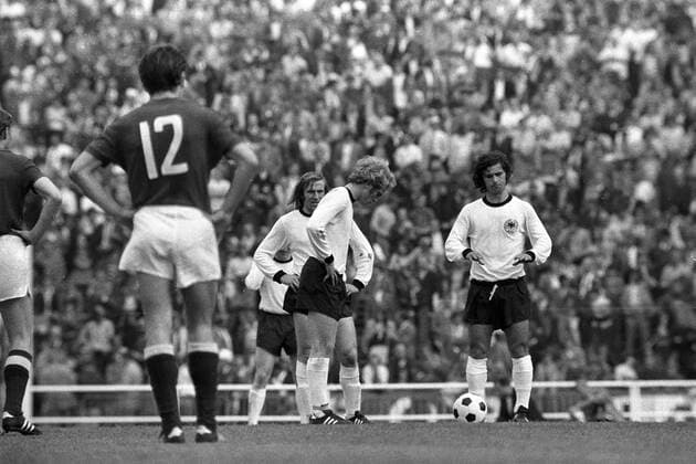 Gerd Müller (re.), Günter Netzer (hi.) und Uli Hoeneß (alle BR Deutschland) stehen für einen Freistoß bereit Fußball EM Herren Europameisterschaft 1972, Nationalmannschaft, Nationalteam, Nationaltrikot, Länderspiel, Finale, SU Gruppe Brüssel
