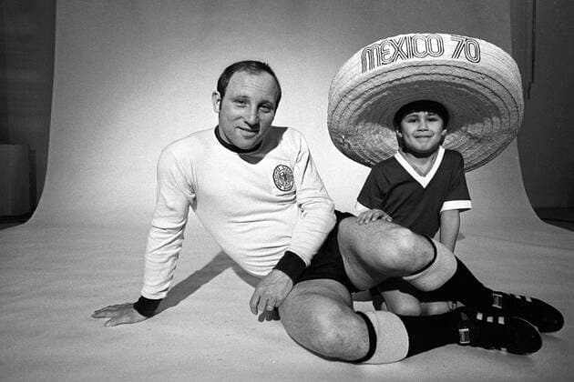 Uwe Seeler (BR Deutschland, li.) mit Juanito, dem lebendigen Maskottchen der Weltmeisterschaft in Mexico 1970 Fußball WM Herren Weltmeisterschaft 1970, Studio, Fotostudio, Studioshooting, Studiotermin, Studioaufnahme, BRD Gruppe Shooting, Fotoshooting, Fototermin Vorschau, Sombrero