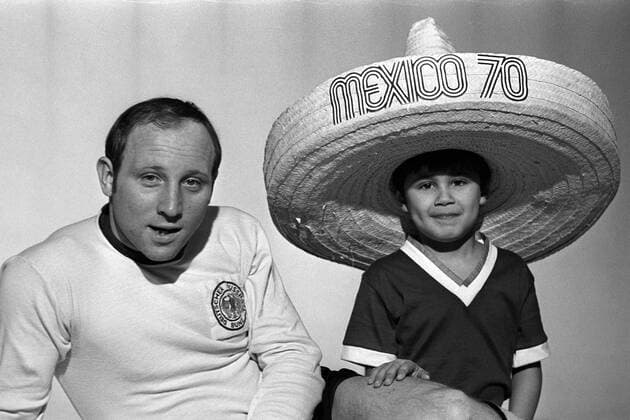 Uwe Seeler (BR Deutschland, li.) mit Juanito, dem lebendigen Maskottchen der Weltmeisterschaft in Mexico 1970 Fußball WM Herren Weltmeisterschaft 1970, Studio, Fotostudio, Studioshooting, Studiotermin, Studioaufnahme, BRD Gruppe Shooting, Fotoshooting, Fototermin Vorschau, Sombrero