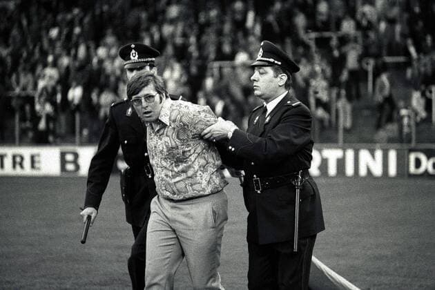 Belgische Polizisten führen einen deutschen Fan ab Fußball EM Herren Europameisterschaft 1972, Nationalmannschaft, Nationalteam, Nationaltrikot, Länderspiel, Finale Gruppe Brüssel