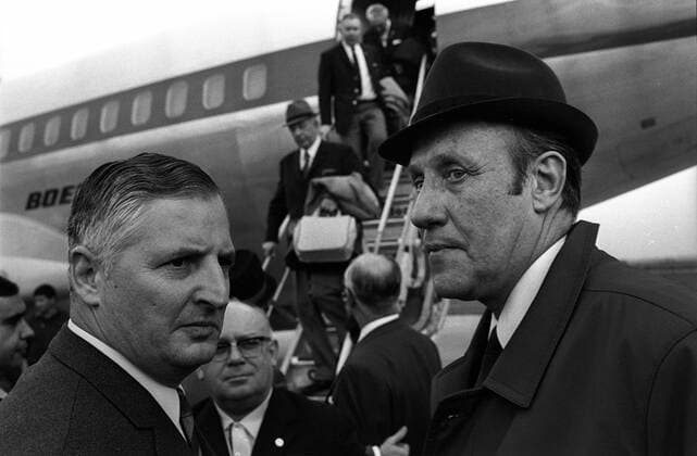 Bundestrainer Helmut Schön (re.) und Co Trainer Jupp Derwall (beide BR Deutschland) bei der Ankunft auf dem Flughafen Fußball Länderspiel Herren Nationalmannschaft 1970, Nationalteam, Länderspiel, BRD Gruppe Sevilla