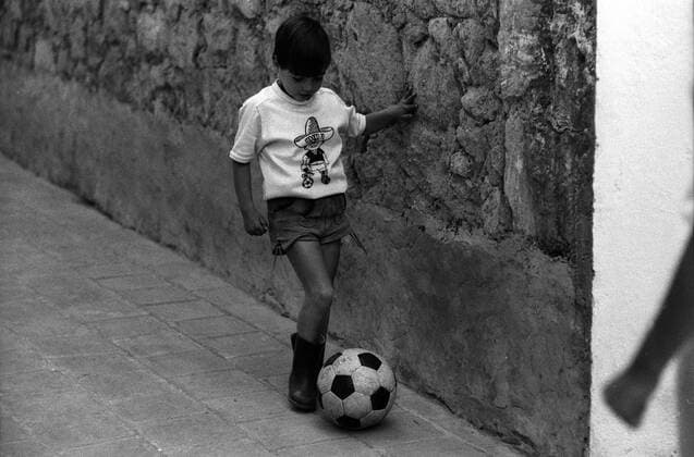 Ein kleiner mexikanischer Junge spielt mit dem WM-Maskottchen Juanito auf dem Hemd in einer Gasse Fußball Fußball WM Herren Weltmeisterschaft 1970, Vorschau, Impressionen Einzelbild Leon