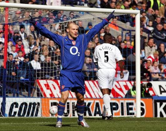 Torschütze Fredrik Ljungberg (Arsenal) jubelt -  Fußball Herren FA Cup 2004 2005, Englischer Pokal, Pokalspiel, Bolton Wanderers - Arsenal FC London 0:1 Einzelbild Bolton Freude,