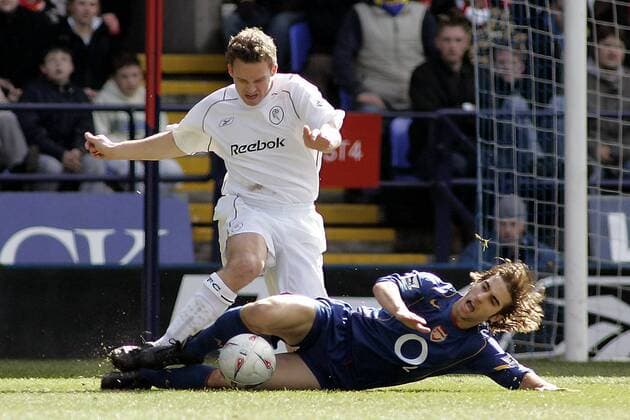 Kevin Davies (Bolton, hi.) gegen Mathieu Flamini (Arsenal) - EDITORIAL USE ONLY. No use with unauthorised audio, video, data, fixture lists, club league logos or live services. Online in-match use limited to 120 images, no video emulation. No use in betting, games or single club league player publications. Fußball Herren FA Cup 2004 2005, Englischer Pokal, Pokalspiel, Bolton Wanderers - Arsenal FC London 0:1 Gruppe Bolton Dynamik, Kampf,