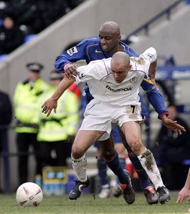 Stylianos Giannakopoulos (Bolton, vorn) gegen Patrick Vieira (Arsenal) - EDITORIAL USE ONLY. No use with unauthorised audio, video, data, fixture lists, club league logos or live services. Online in-match use limited to 120 images, no video emulation. No use in betting, games or single club league player publications. Fußball Herren FA Cup 2004 2005, Englischer Pokal, Pokalspiel, Viertelfinale, English Premier League, 1. Englische Gruppe Bolton Dynamik,