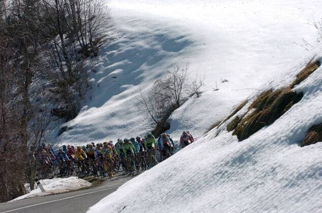 Das Teilnehmerfeld kämpft sich auf der 4. Etappe der Tirreno Adriatico den Anstieg der verschneiten Appeninen hinauf -  Radsport Herren 40. Tirreno Adriatico 2005, Zwei Meere Rundfahrt, Pro Tour, ProTour, Straßenradsport, Straße, Rad, Totale 4. Etappe Teramo - Servigliano