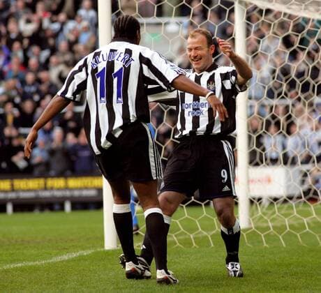 Alan Shearer (re.) und Patrick Kluivert (beide Newcastle) - Torjubel -  Fußball Herren FA Cup 2004 2005, Englischer Pokal, Pokalspiel, Newcastle United Gruppe Newcastle Freude,