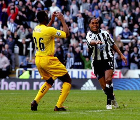 Patrick Kluivert (Newcastle, re.) bejubelt sein Tor, Ledley King (Tottenham Hotspur) enttäuscht -  Fußball Herren FA Cup 2004 2005, Englischer Pokal, Pokalspiel, Newcastle United - Tottenham Hotspurs, Spurs Gruppe Newcastle Freude,