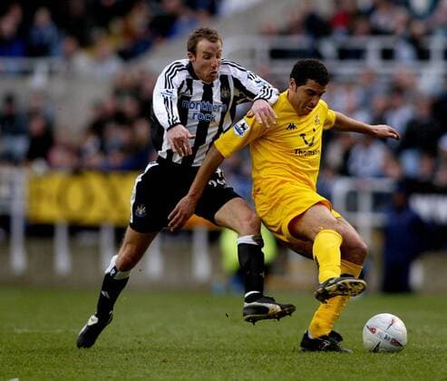 Noureddine Naybet (Tottenham Hotspur, re.) gegen Lee Bowyer (Newcastle) -  Fußball Herren FA Cup 2004 2005, Englischer Pokal, Pokalspiel, Newcastle United - Tottenham Hotspurs, Spurs Gruppe Newcastle Dynamik,