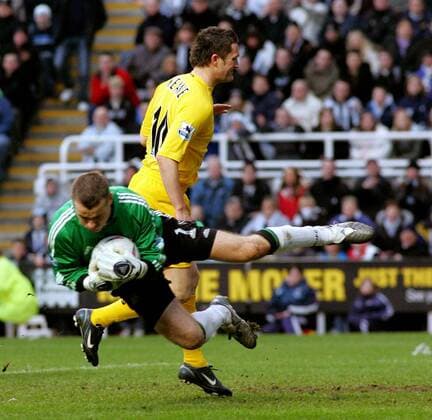 Torwart Shay Given (Newcastle) rettet vor Robbie Keane (Tottenham Hotspur) -  Fußball Herren FA Cup 2004 2005, Englischer Pokal, Pokalspiel, Newcastle United - Tottenham Hotspurs, Spurs Gruppe Newcastle Dynamik,