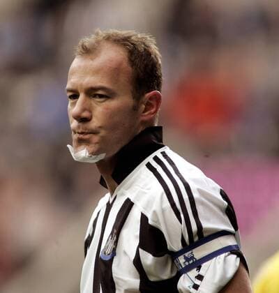Alan Shearer (Newcastle) mit Kinnverletzung - EDITORIAL USE ONLY. No use with unauthorised audio, video, data, fixture lists, club league logos or live services. Online in-match use limited to 120 images, no video emulation. No use in betting, games or single club league player publications. Fußball Herren FA Cup 2004 2005, Englischer Pokal, Pokalspiel, Newcastle United Porträt Newcastle