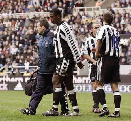 Titus Bramble (Newcastle) wird verletzt vom Platz geführt - EDITORIAL USE ONLY. No use with unauthorised audio, video, data, fixture lists, club league logos or live services. Online in-match use limited to 120 images, no video emulation. No use in betting, games or single club league player publications. Fußball Herren FA Cup 2004 2005, Englischer Pokal, Pokalspiel, Newcastle United Einzelbild Newcastle