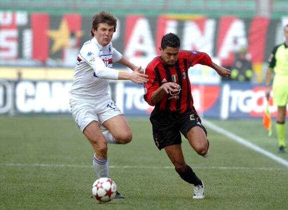 Vitali Kutuzov (li., Sampdoria Genua) gegen Serginho (Milan) Fußball Herren Serie A 2004 2005, 1. Italienische Liga, AC Mailand - Sampdoria Genua 1:0 Gruppe Mailand Dynamik,