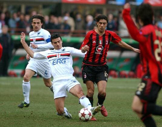 Marco Pisano (li., Sampdoria Genua) gegen Rui Manuel Costa (Milan) Fußball Herren Serie A 2004 2005, 1. Italienische Liga, AC Mailand - Sampdoria Genua 1:0 Gruppe Mailand Dynamik,