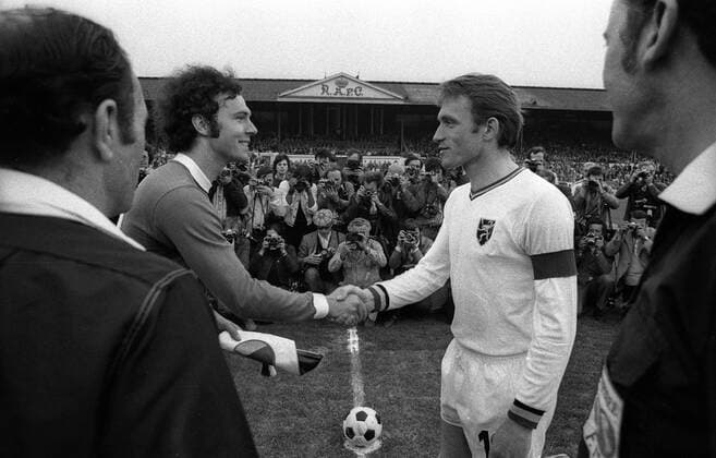 Begrüßung und Wimpeltausch von Franz Beckenbauer (li., BR Deutschland) und Paul van Himst (Belgien) Fußball EM Herren Europameisterschaft 1972, Länderspiel, Halbfinale, Nationalmannschaft, Nationalteam Gruppe Deurne Antwerpen Harmonie,