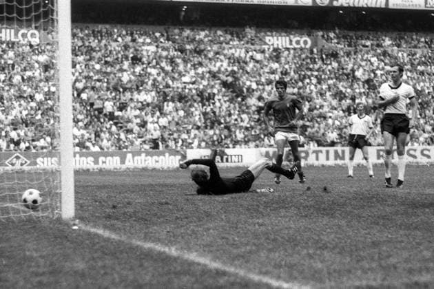 Gianni Rivera (Mitte) überwindet Torwart Sepp Maier (li) zum 4:3 Endstand für die Italiener. Franz Beckenbauer (beide BR Deutschland) kommt zu spät und kann nicht mehr eingreifen Fußball WM Herren Weltmeisterschaft 1970, Länderspiel, Halbfinale, Nationalmannschaft, Nationalteam, Nationaltrikot Gruppe Mexico City Dynamik,