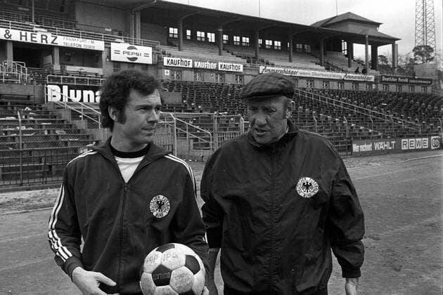 Franz Beckenbauer (li.) nachdenklich im Gespräch mit Bundestrainer Helmut Schön (beide BR Deutschland) Fußball Herren Nationalmannschaftstraining 1972, Nationalmannschaft, Nationalteam, Training, BRD Gruppe Waldstadion Frankfurt M. Leere, Nachdenklichkeit,