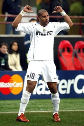 Schaut her! Adriano (Inter) deutet beim Torjubel auf den Namenszug auf seinem Trikot Fußball EC 1 Herren Champions League 2004 2005, FC Internazionale Mailand Einzelbild Mailand Freude,