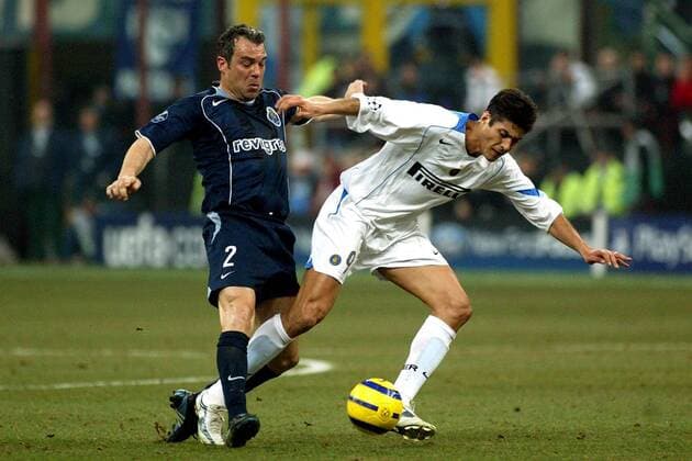 Jorge Costa (Porto, li.) gegen Julio Ricardo Cruz (Inter) Fußball EC 1 Herren Champions League 2004 2005, FC Internazionale Mailand - FC Porto 3:1 Gruppe Mailand Dynamik,