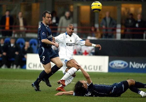 Adriano (Inter, Mitte) erzielt das 1:0 gegen Jorge Costa (li.) und Pedro Emanuel (beide Porto) Fußball EC 1 Herren Champions League 2004 2005, FC Internazionale Mailand - FC Porto 3:1 Gruppe Mailand Dynamik,
