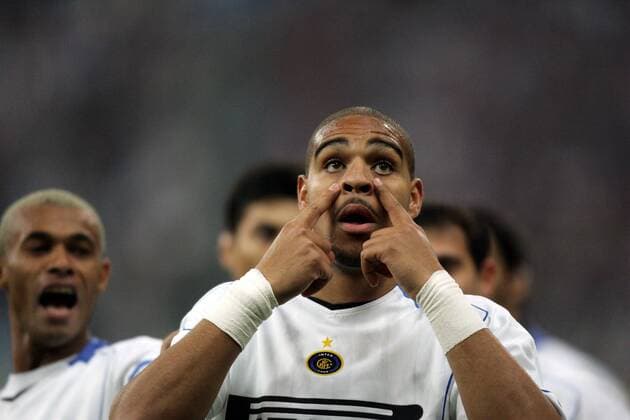 Adriano (Inter) beweist nicht nur beim Torjubel Augenmaß -  Fußball EC 1 Herren Champions League 2004 2005, FC Internazionale Mailand Einzelbild Mailand Freude,