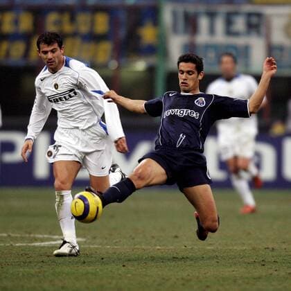 Ricardo Costa (Porto, re.) vor Dejan Stankovic (Inter) am Ball -  Fußball EC 1 Herren Champions League 2004 2005, FC Internazionale Mailand - FC Porto 3:1 Gruppe Mailand Dynamik,