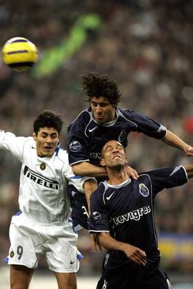 Julio Ricardo Cruz (Inter, li.) gegen Pedro Emanuel (Mitte) und Costinha (beide Porto) -  Fußball EC 1 Herren Champions League 2004 2005, FC Internazionale Mailand - FC Porto 3:1 Gruppe Mailand Dynamik,
