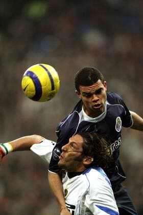 Pepe (Porto, re.) gegen Marco Materazzi (Inter) -  Fußball EC 1 Herren Champions League 2004 2005, FC Internazionale Mailand - FC Porto 3:1 Gruppe Mailand Dynamik, Höhe