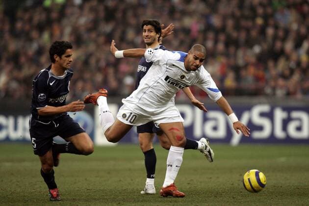 Adriano (Inter, re.) gegen Ricardo Costa (li.) und Pedro Emanuel (beide Porto) -  Fußball EC 1 Herren Champions League 2004 2005, FC Internazionale Mailand - FC Porto 3:1 Gruppe Mailand Dynamik,