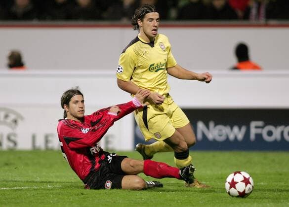 Milan Baros (Liverpool, re.) gegen Diego Placente (Leverkusen) Fußball EC 1 Herren Champions League 2004 2005, Bayer 04 Leverkusen - FC Liverpool 1:3 Gruppe Leverkusen Dynamik,