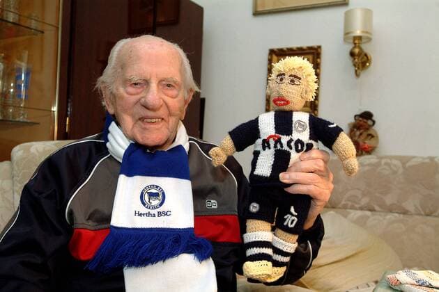 Fanoriginal Gerhard Kücken - 102 Jahre alt und Ehrenmitglied bei Hertha BSC Berlin Fußball 1. BL Herren Saison 2004 2005, Hertha BSC Berlin, Vdig Einzelbild Berlin