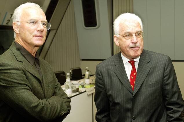 OK Präsident Franz Beckenbauer und der Berater des Präsidiums Fedor Radmann (beide Deutschland) am Rande der ITB Fußball WM Herren ITB 2005, Internationale Tourismusbörse, Messe, Vorschau Weltmeisterschaft 2006, Vdig Gruppe Berlin