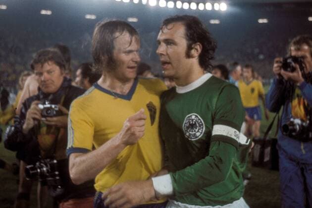 Kent Karlsson (li., Schweden) und Franz Beckenbauer (BR Deutschland) diskutieren nach Spielende Fußball WM Herren DEUTSCHSPRACHIGE SPORTZEITSCHRIFTEN UND -ZEITUNGEN NUR NACH RÜCKSPRACHE, Weltmeisterschaft 1974 Gruppe Düsseldorf Harmonie,