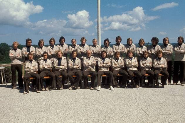 WM Kader BR Deutschland, hi.v.li.: Berti Vogts, Heinz Flohe, Jürgen Grabowski, Rainer Bonhof, Bernd Cullmann, Widmayer, Hans Georg Schwarzenbeck, Co Jupp Derwall, Gerd Müller, Norbert Nigbur, Wolfgang Kleff, Dieter Herzog, Paul Breitner, Günter Netzer... Fußball WM Herren DEUTSCHSPRACHIGE SPORTZEITSCHRIFTEN UND -ZEITUNGEN NUR NACH RÜCKSPRACHE, Weltmeisterschaft 1974, BRD Totale Nationalmannschaft, Nationalteam, Vdia, quer, Mannschaftsbild, Mannschaftsfoto