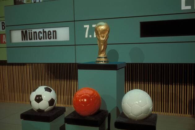 Der neue FIFA World Cup mit den offiziellen Spielbällen Fußball WM Herren Weltmeisterschaft 1974, Auslosung, auslosen, Gruppenauslosung, Gruppe Frankfurt M.
