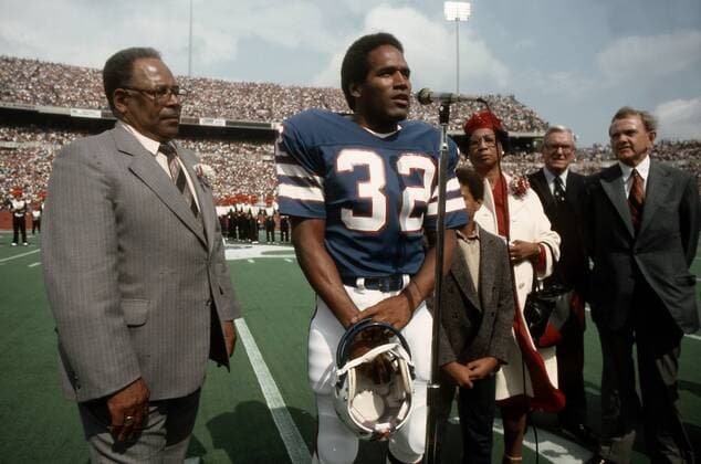 Running Back O. J. Simpson hält zum Abschied seiner zehnjährigen Karriere im Trikot seines ersten Teams, den Buffalo Bills, eine Rede; Mit dabei: seine Eltern Jimmie Lee und Eunice - (Icon5210185) American Football Herren NFL 1980 1981 Gruppe Buffalo EDITORIAL USE ONLY