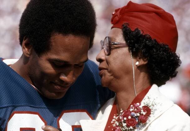 Running Back O. J. Simpson hat zu seinem Karriereende nochmals das Trikot der Buffalo Bills übergezogen und spricht mit seiner Mutter Eunice - (Icon5210187) American Football Herren NFL 1980 1981 Gruppe Buffalo EDITORIAL USE ONLY