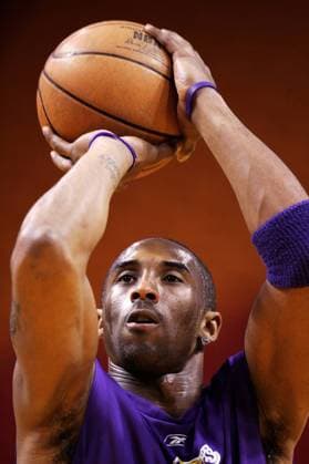 Kobe Bryant (Los Angeles Lakers) - Wurf Basketball Herren NBA 2004 2005, L. A., LA Einzelbild Miami Konzentration