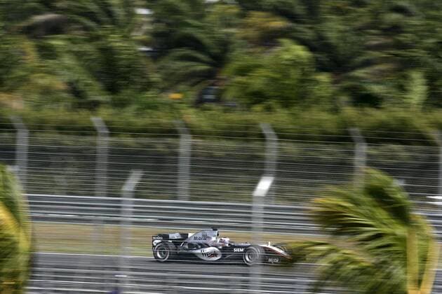 Juan Pablo Montoya (Kolumbien McLaren Mercedes) in seinem Boliden Motorsport Grand Prix Herren Großer Preis von Malaysia 2005, Formel 1 Weltmeisterschaft, F1, F, GP, WM, Freies Training Totale Sepang Kuala Lumpur Dynamik