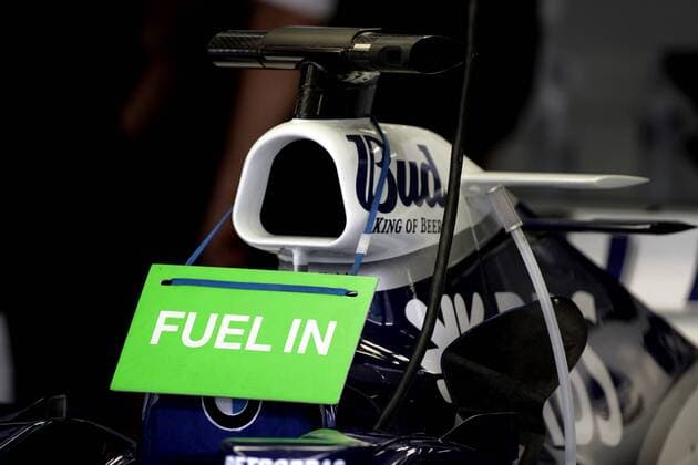 Bei diesem Boliden von BMW Williams wurde etwas Wichtiges vergessen, deshalb fordert ein Hinweisschild: Fuel in Motorsport Grand Prix Herren Großer Preis von Malaysia 2005, Formel 1 Weltmeisterschaft, F1, F, GP, WM Einzelbild Sepang Kuala Lumpur